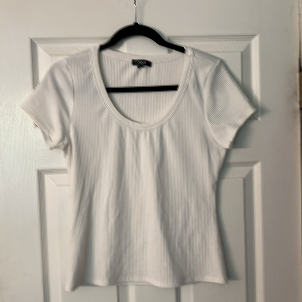 Aqua Ribbed White scoop neckline tee with cap sleeves, size small